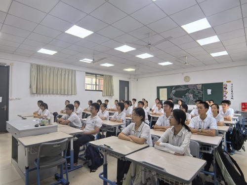 我校组织全体师生集体观看纪念中国人民抗日战争暨反法西斯战争胜利80周年大会与阅兵仪式直播。