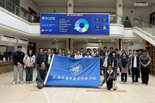 我校师生赴复旦大学文科图书馆参观学习并获赠图书